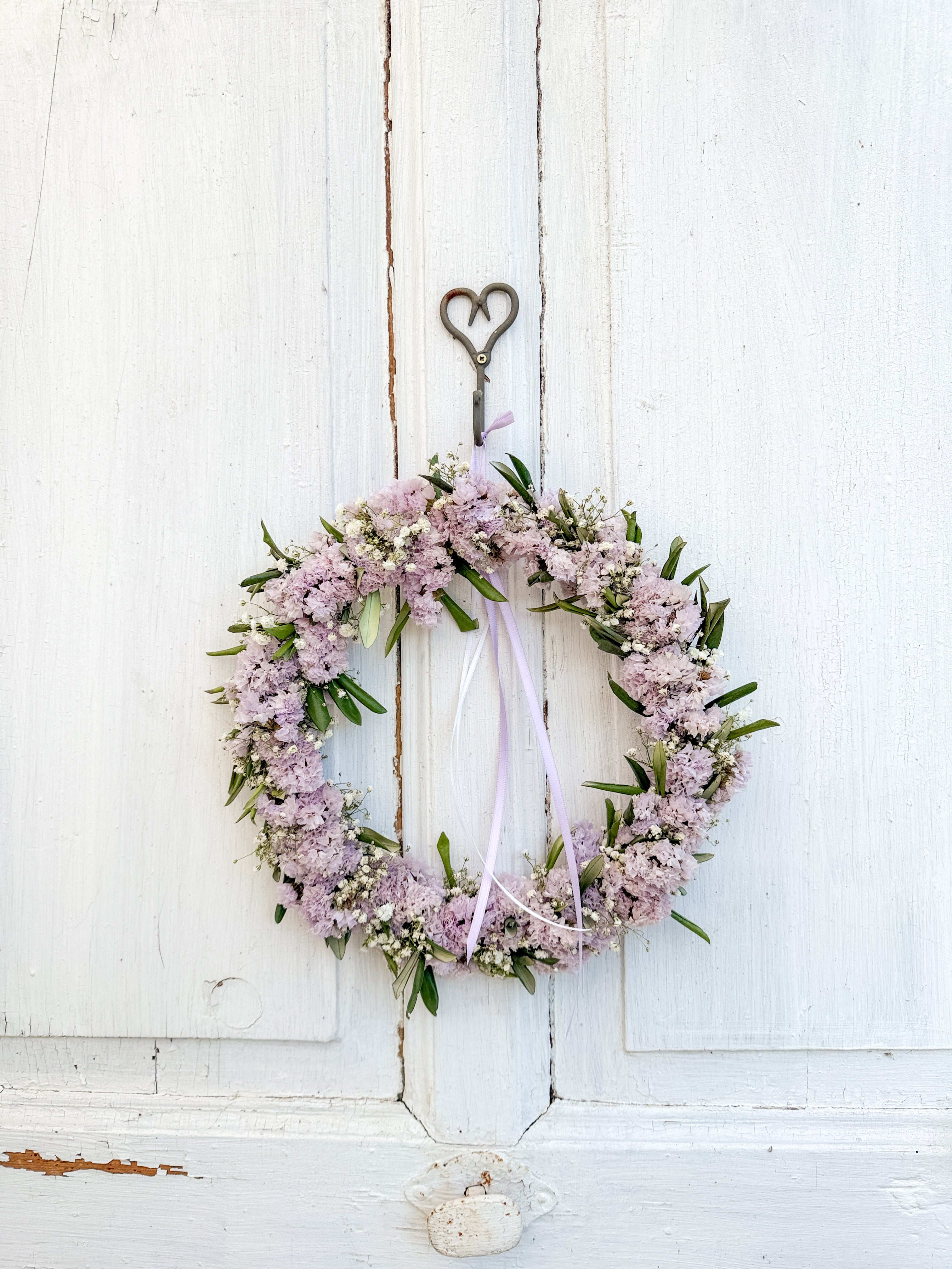 Vollständig gebundener Blumenring in Lila und Weiß