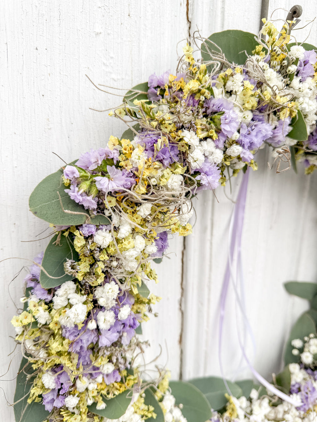 Detailansicht Variante Tillandsia-Moos und Schleierkraut, Limonium und Staticie in zarten Flieder- und Gelbtönen 