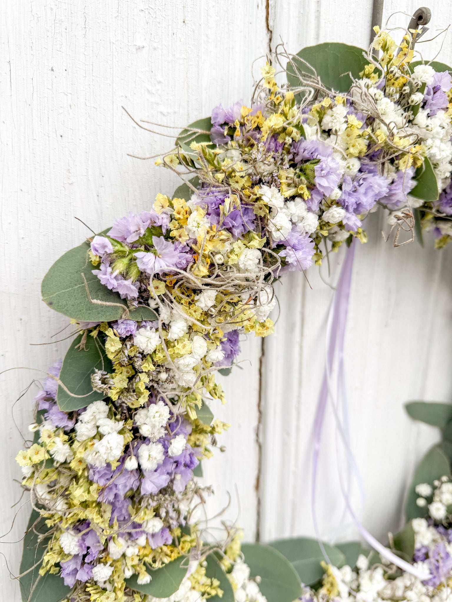 Detailansicht Variante Tillandsia-Moos und Schleierkraut, Limonium und Staticie in zarten Flieder- und Gelbtönen 