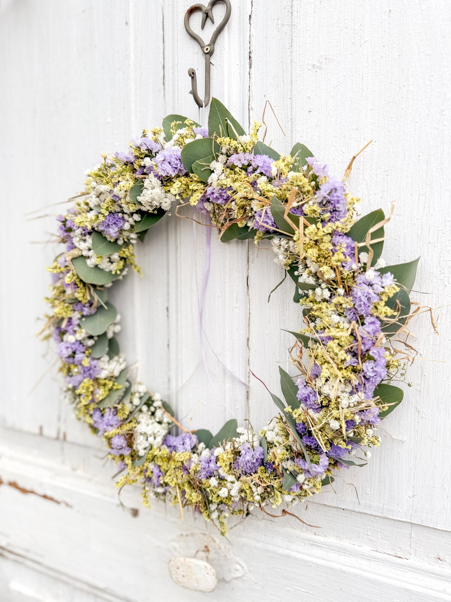 Handgefertigter FlowerLoop aus Eukalyptus mit Schleierkraut und Strandflieder in Flieder und Gelb + Heu