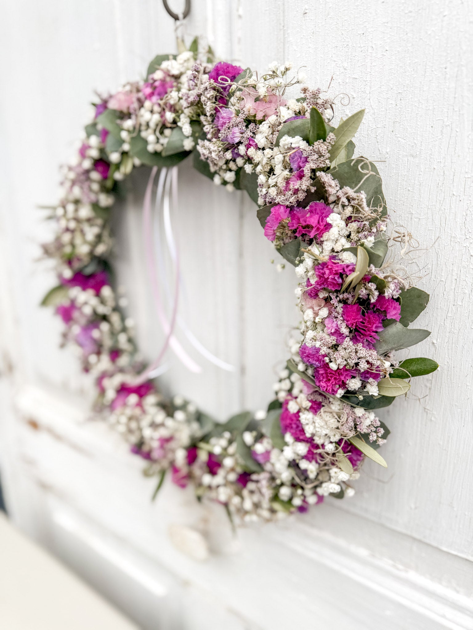 FlowerLoop Rosa Blüten-Details vor weißer Wand