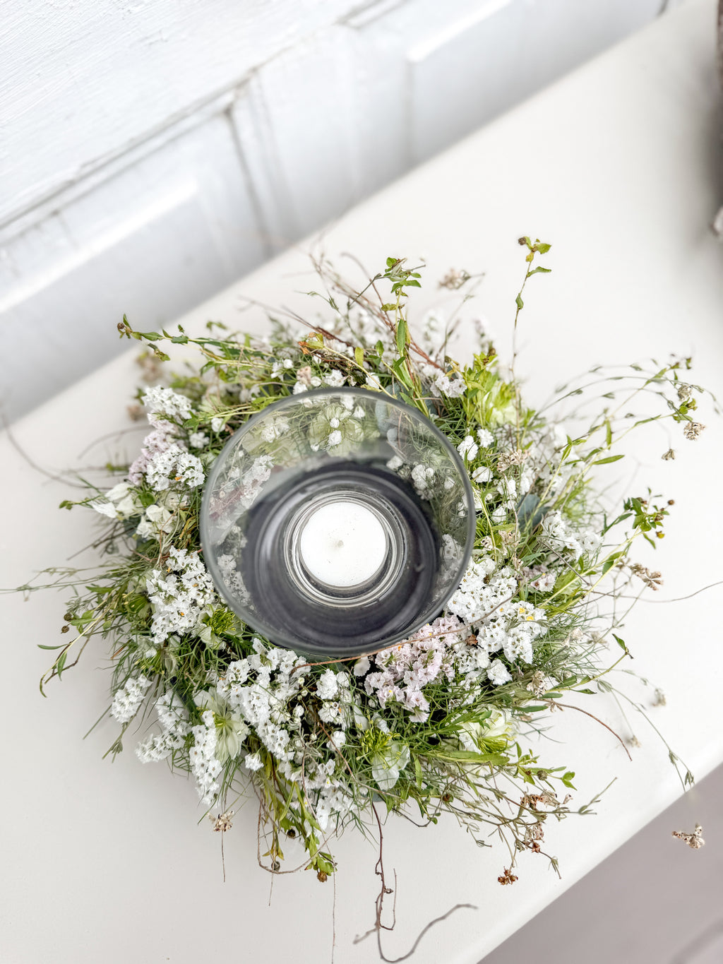 FlowerLoop um Windlicht mit Eukalyptus, Nigella und Schleierkraut