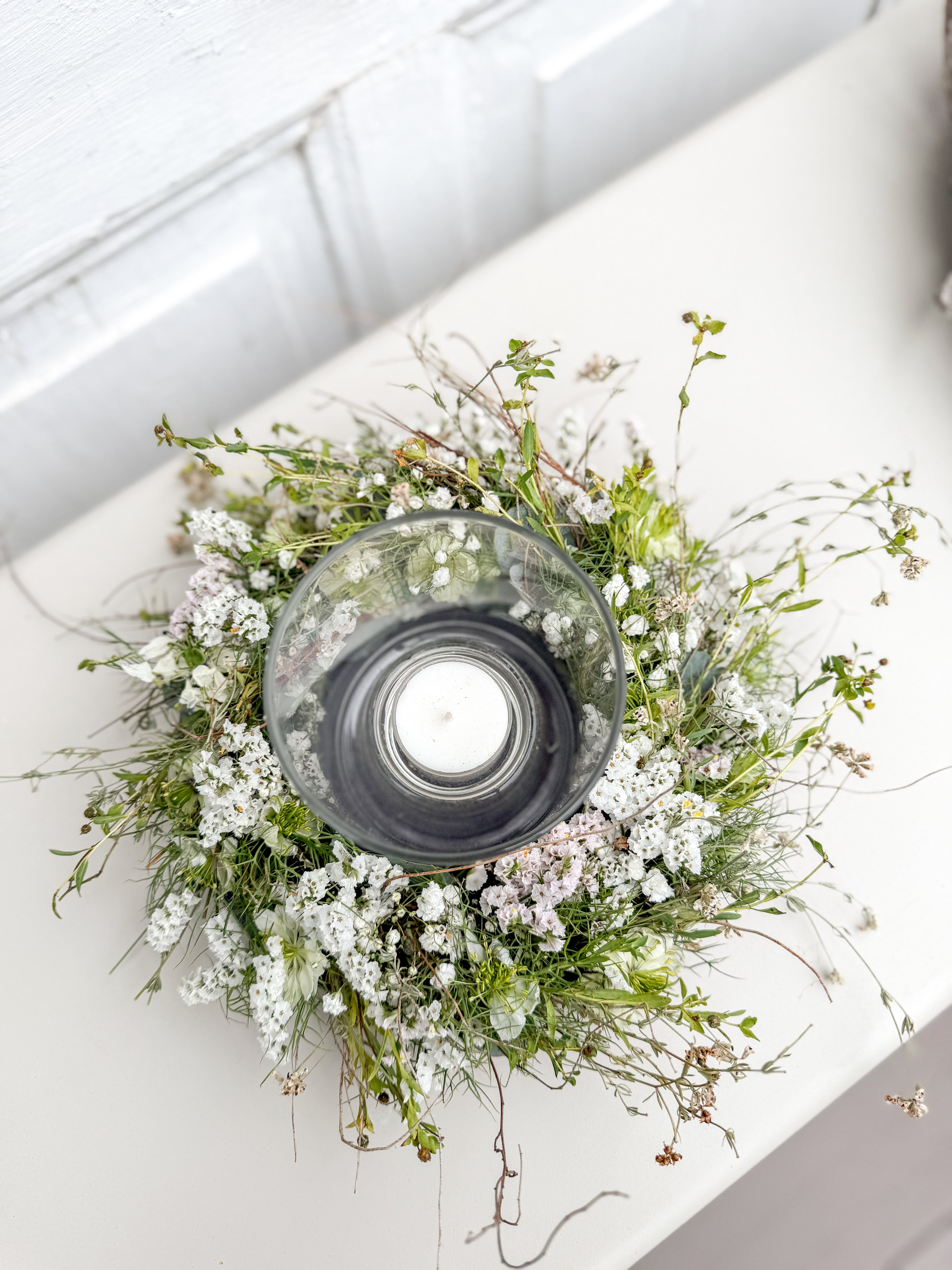FlowerLoop um Windlicht mit Eukalyptus, Nigella und Schleierkraut