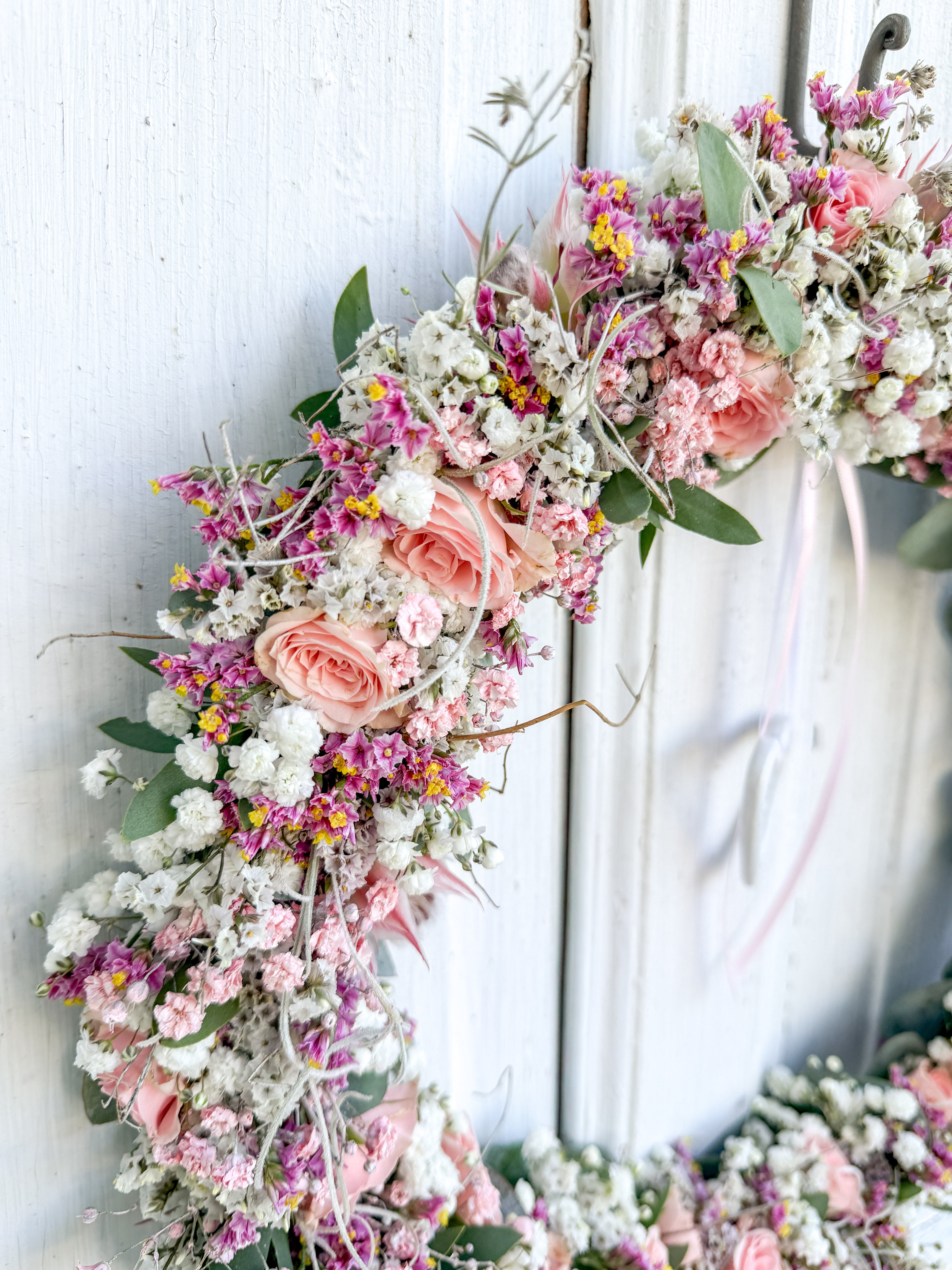 Verzweigte Rosen, rosa Strandflieder und Schleierkraut im FlowerLoop