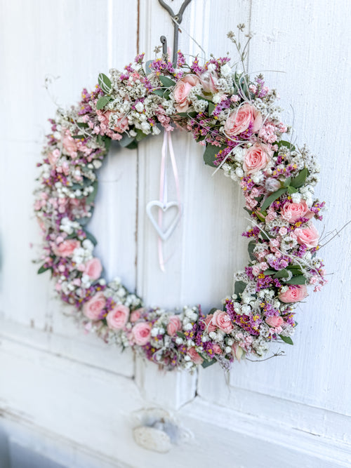 Romantischer FlowerLoop als Türdekoration