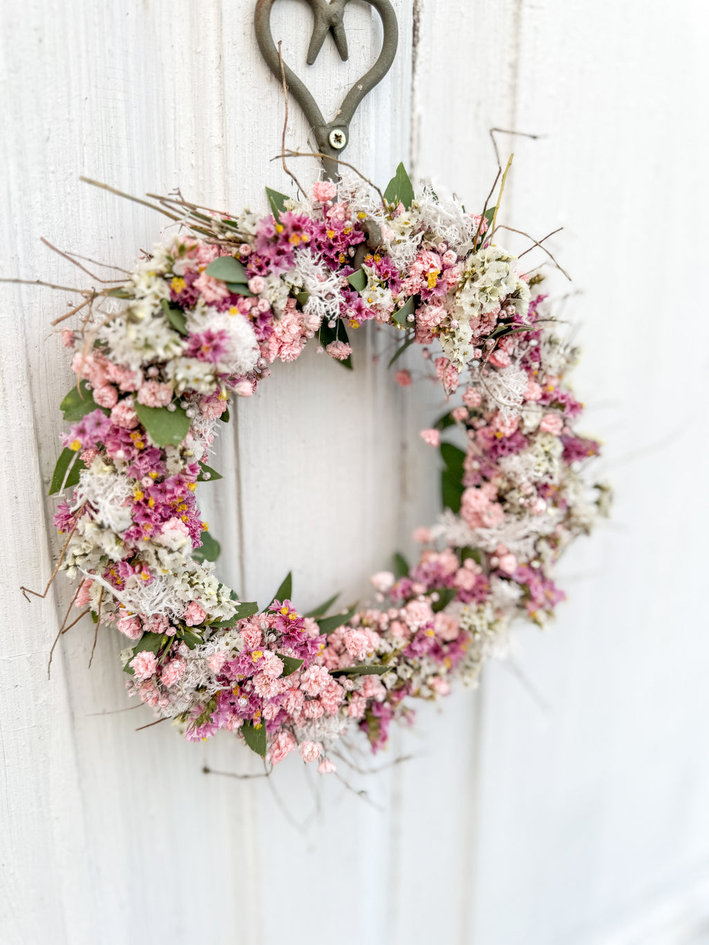 Sommerlicher FlowerLoop an heller Haustür