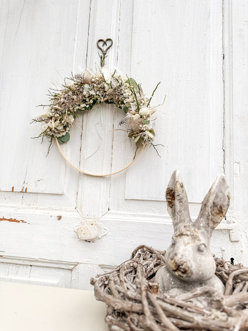 Halb gebundener Holzring »Pure White« mit weißen Blüten