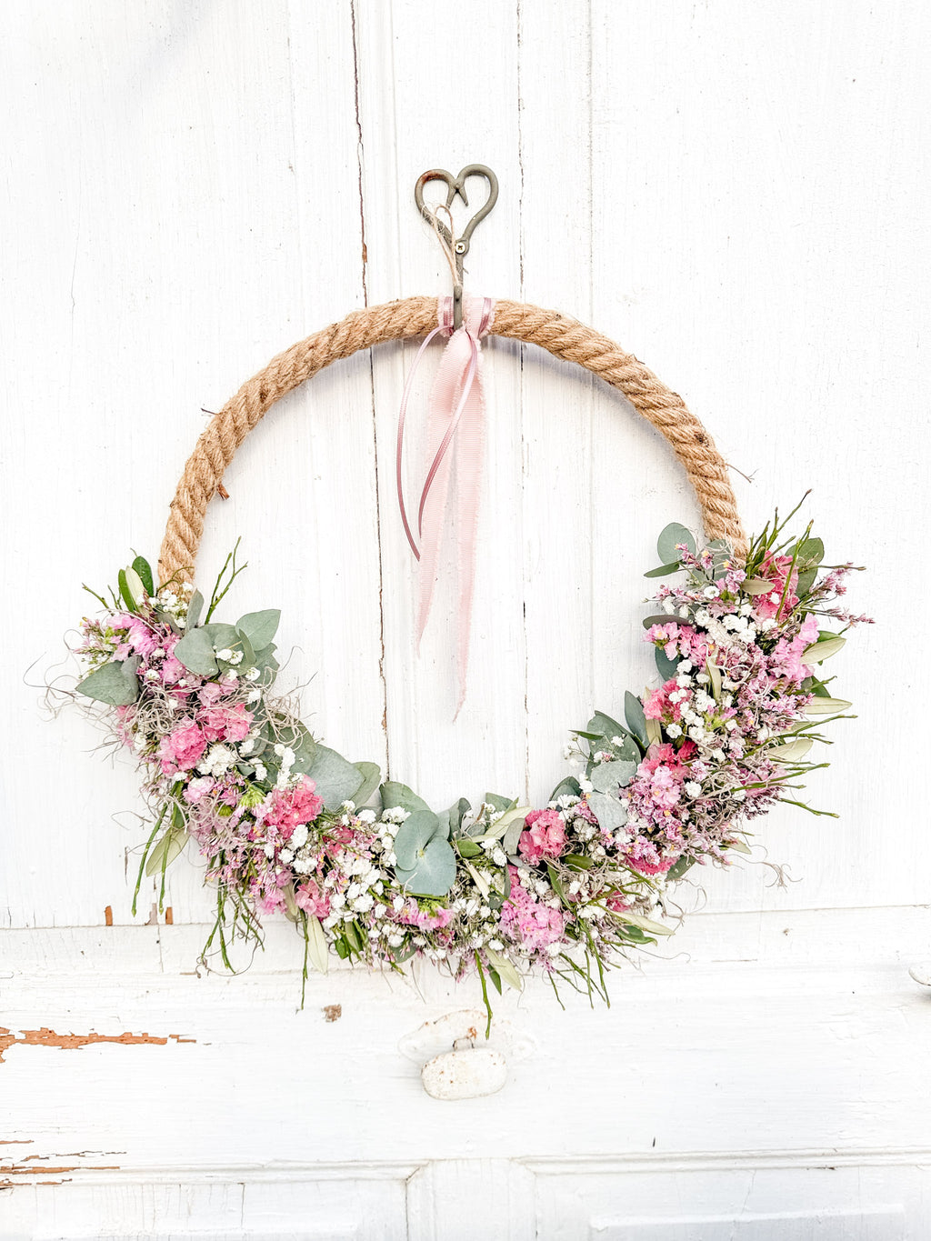 Halb gebundener Jute-Loop mit rosa Blüten und Eukalyptus