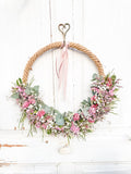 Halb gebundener Jute-Loop mit rosa Blüten und Eukalyptus