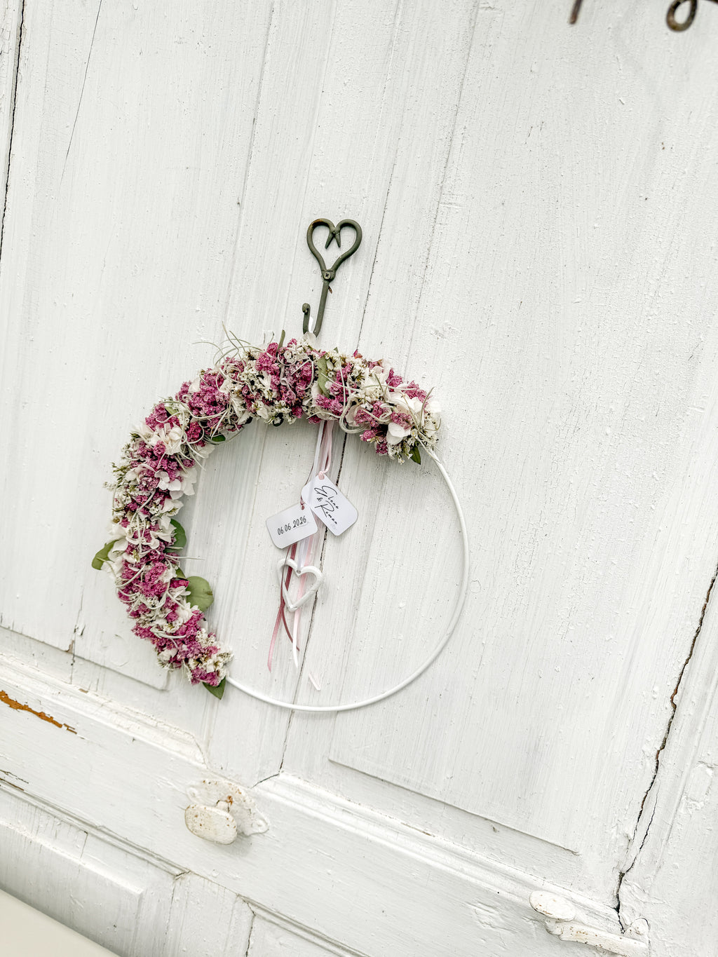 Vertical FlowerLoop mit Herzanhänger und Satinbändern