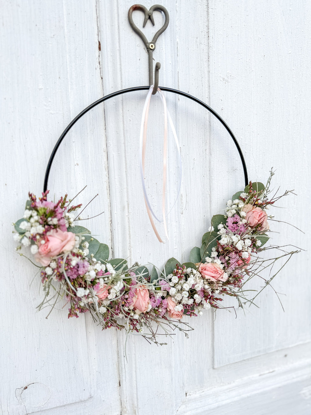 1/2 FlowerLoop »Rosentraum« halb gebunden – rosa Strandflieder, Rosen und Eukalyptus