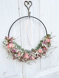 1/2 FlowerLoop »Rosentraum« halb gebunden – rosa Strandflieder, Rosen und Eukalyptus