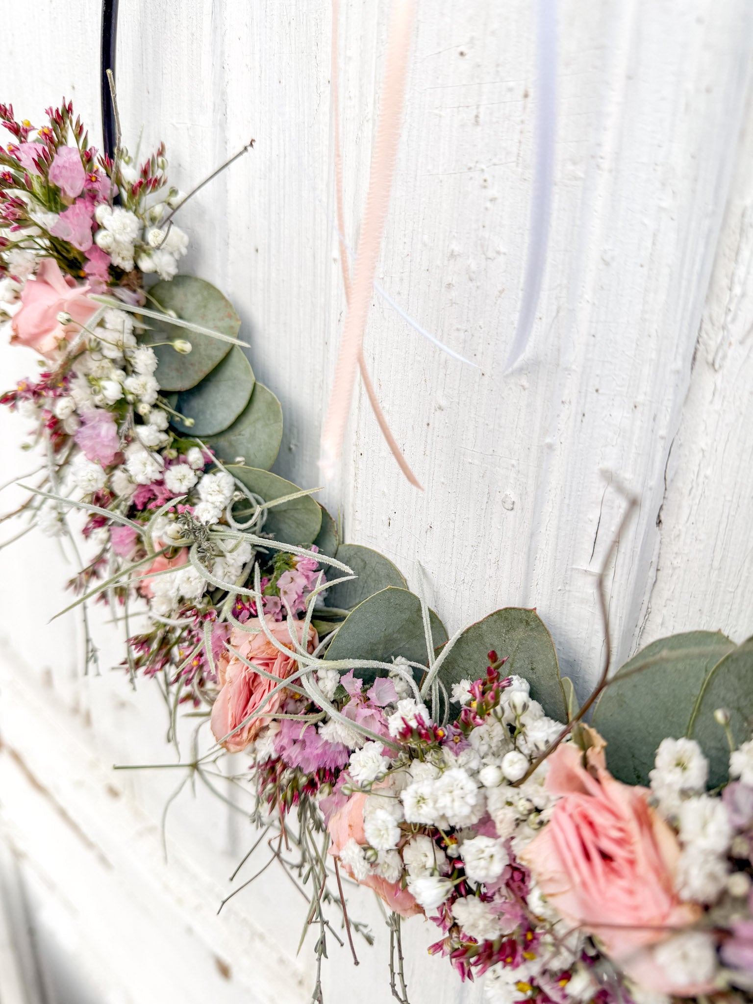 Nahaufnahme rosa Strandflieder und feine Rosen im 1/2 FlowerLoop