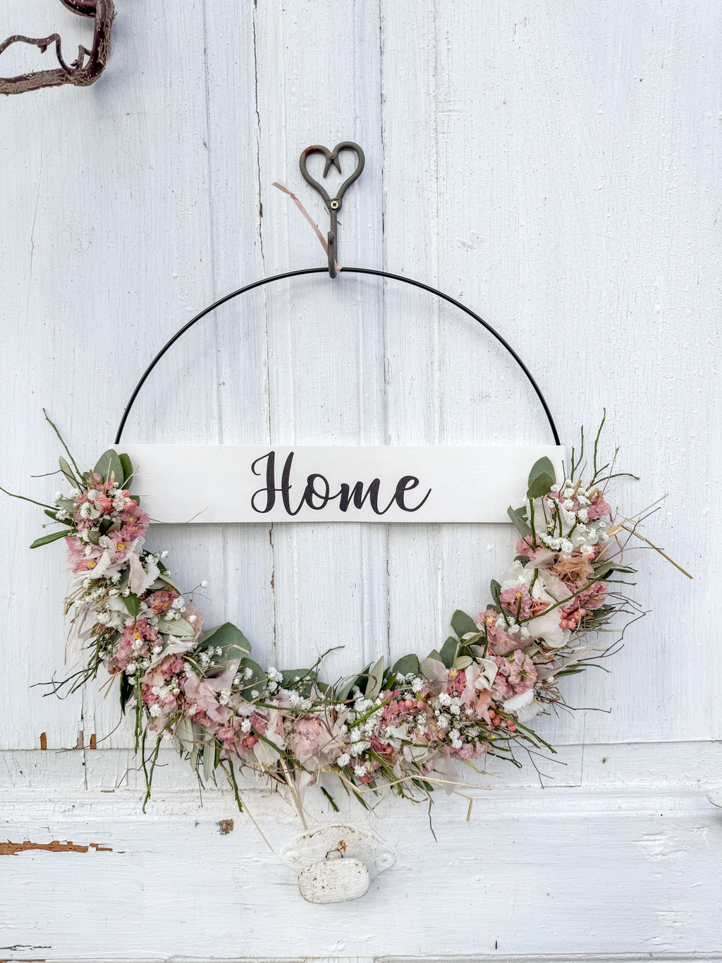 1/2 Loop HOME Peach mit Organzabändern an weißer Wand