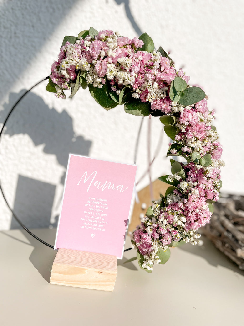 Eukalyptus Flowerloop »Mama« als moderne florale Tischdekoration zum Muttertag