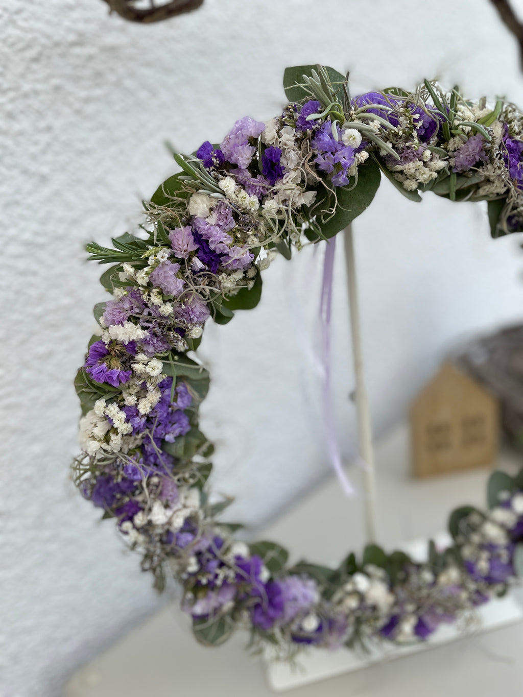 »1/1 Loop Lila« – FlowerLoop mit Farbakzenten in Lila & Tillandsia-Moos