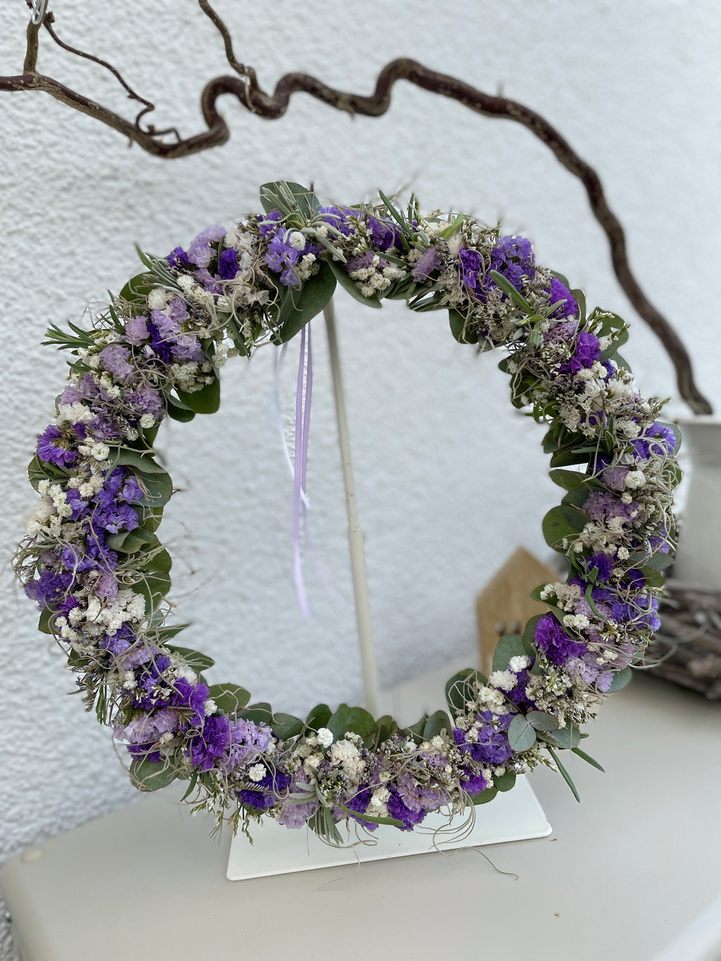 »1/1 Loop Lila« – FlowerLoop mit Farbakzenten in Lila & Tillandsia-Moos