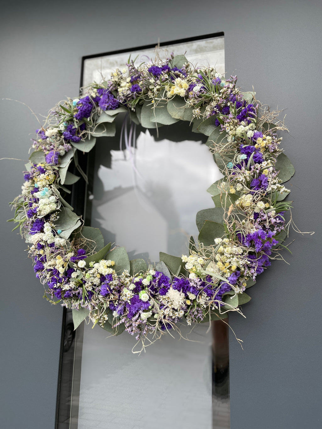 »1/1 Loop Lila« – FlowerLoop mit Farbakzenten in Lila & Tillandsia-Moos