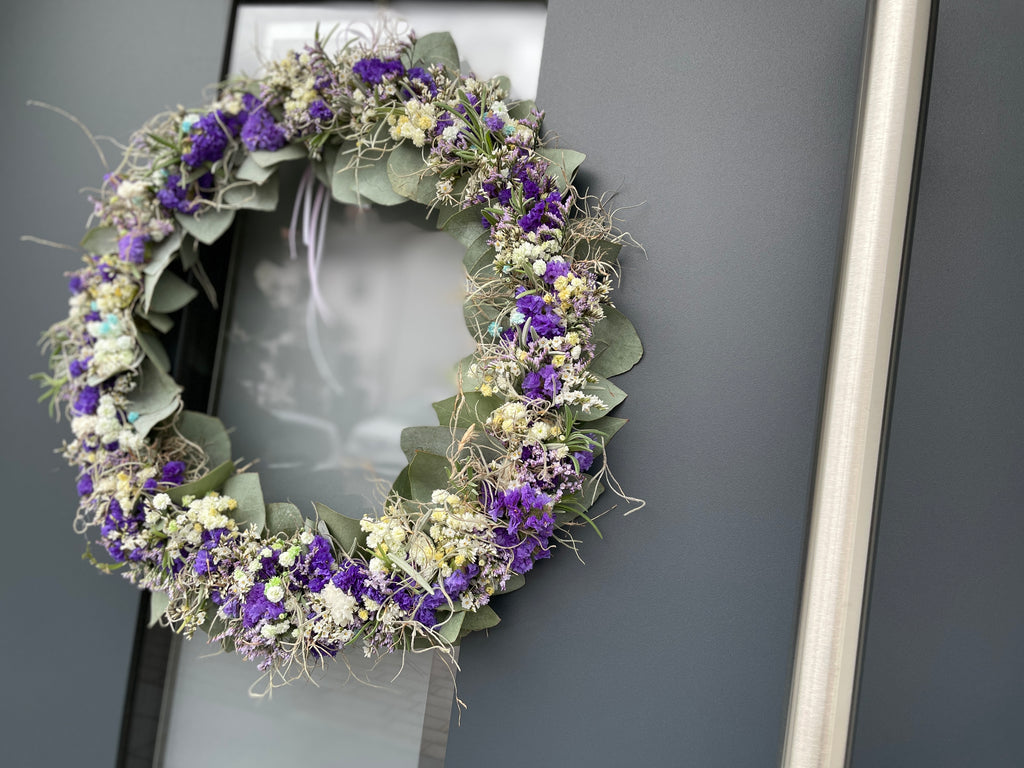 »1/1 Loop Lila« – FlowerLoop mit Farbakzenten in Lila & Tillandsia-Moos