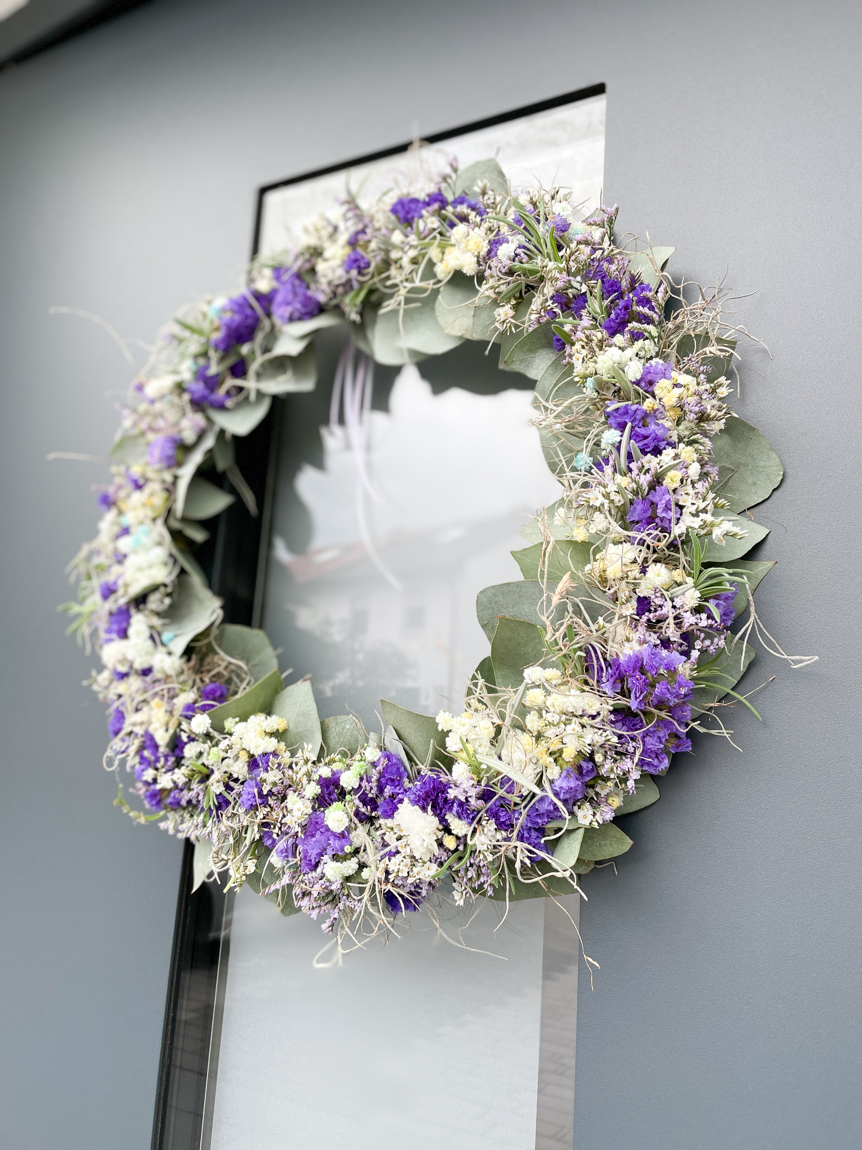 »1/1 Loop Lila« – FlowerLoop mit Farbakzenten in Lila & Tillandsia-Moos