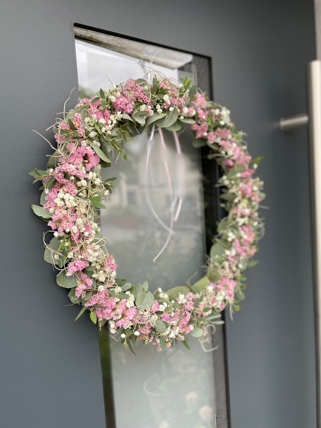 »1/1 Loop Rosa« – FlowerLoop mit Farbakzenten in Rosa & Tillandsia-Moos