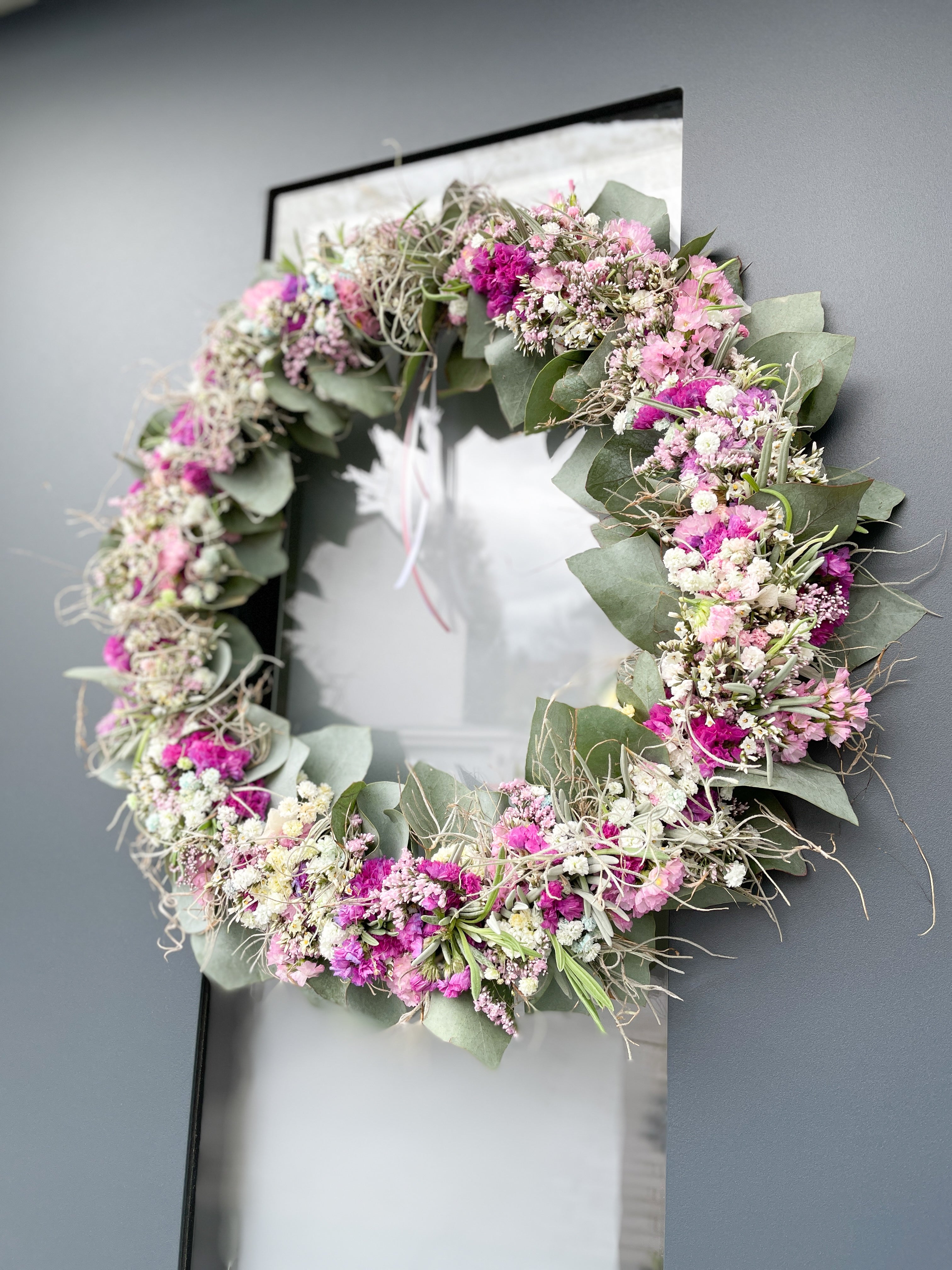 »1/1 Loop Rosa« – FlowerLoop mit Farbakzenten in Rosa & Tillandsia-Moos