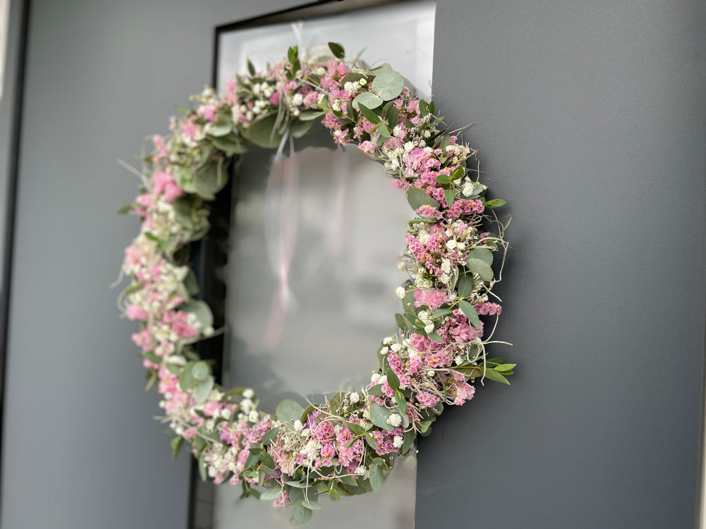 »1/1 Loop Rosa« – FlowerLoop mit Farbakzenten in Rosa & Tillandsia-Moos