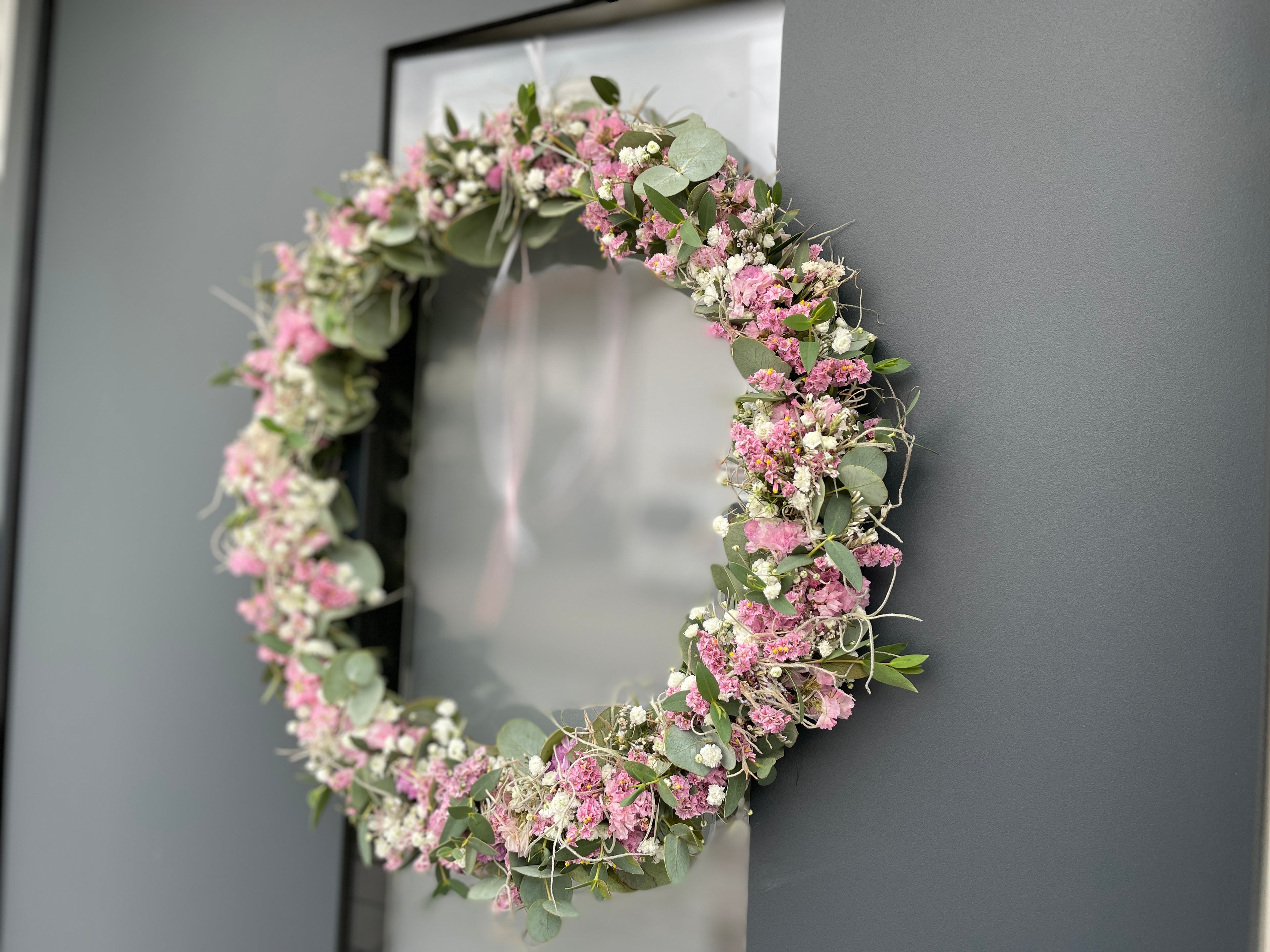 »1/1 Loop Rosa« – FlowerLoop mit Farbakzenten in Rosa & Tillandsia-Moos
