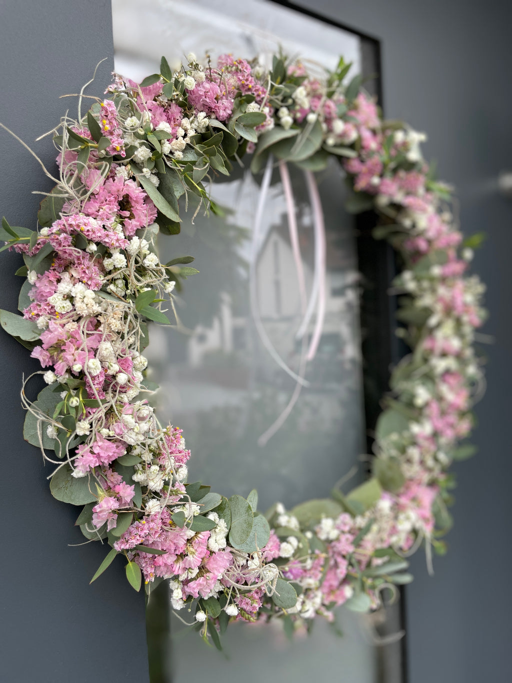»1/1 Loop Rosa« – FlowerLoop mit Farbakzenten in Rosa & Tillandsia-Moos