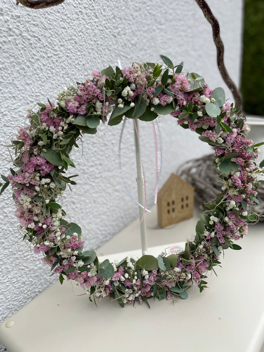 »1/1 Loop Rosa« – FlowerLoop mit Farbakzenten in Rosa & Tillandsia-Moos