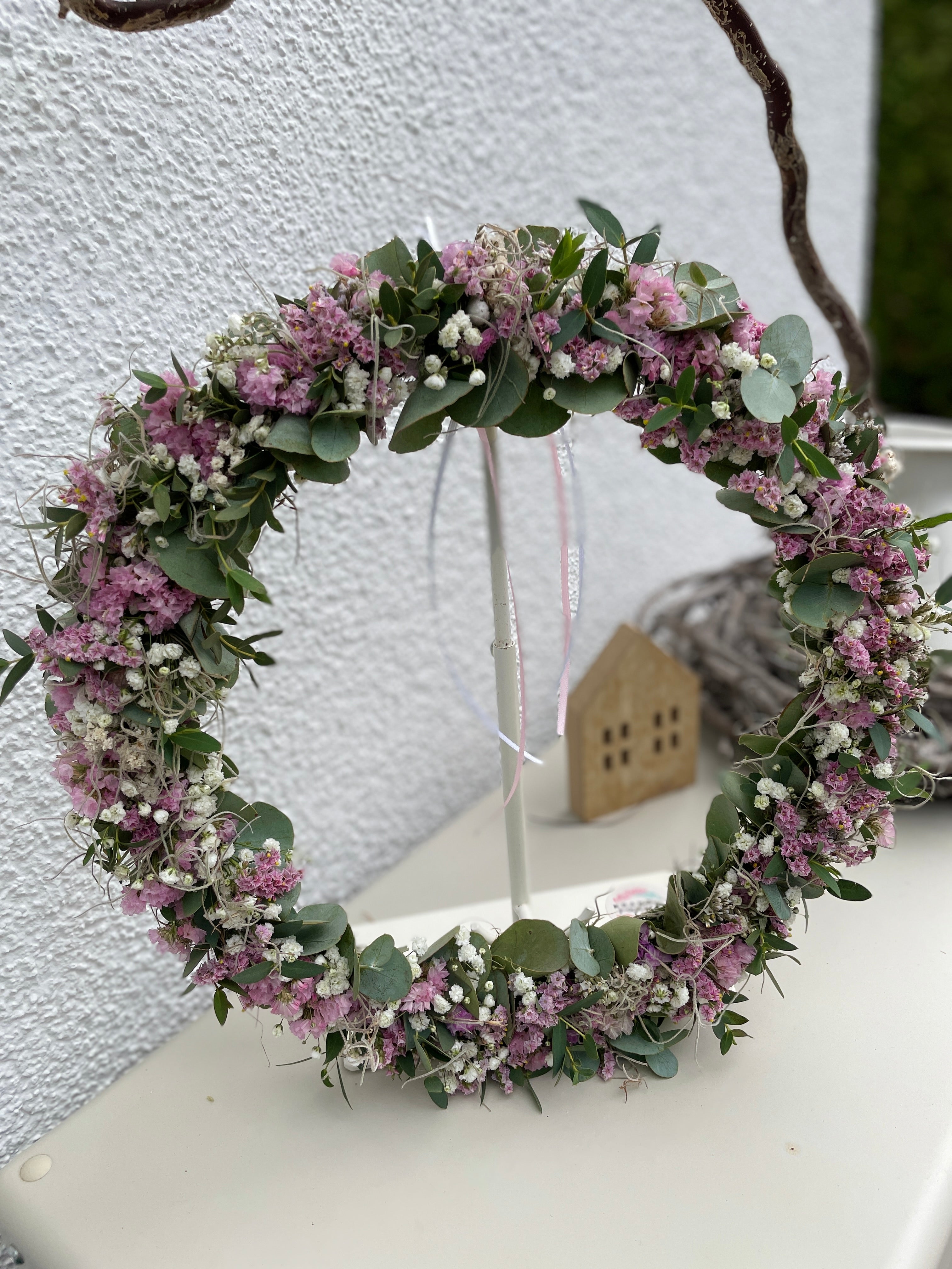 »1/1 Loop Rosa« – FlowerLoop mit Farbakzenten in Rosa & Tillandsia-Moos