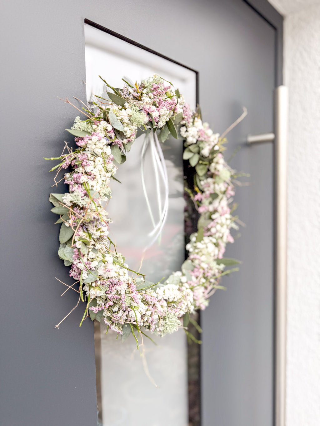 1/1 Flowerloop »Pink Spring« dekorativ auf Tisch oder Ablage, zarte rosa Blüten und grüne Naturakzente, frühlingshafte Stimmung