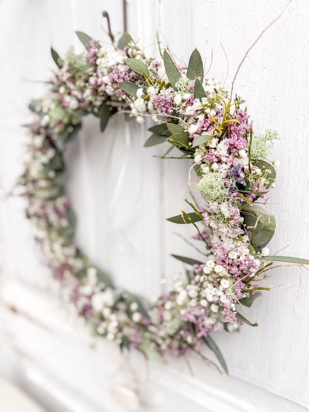 1/1 Flowerloop »Pink Spring« dekorativ auf Tisch oder Ablage, zarte rosa Blüten und grüne Naturakzente, frühlingshafte Stimmung