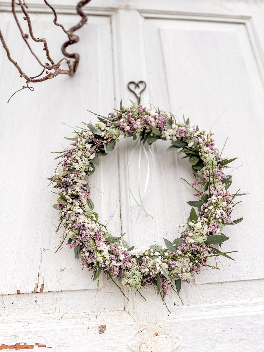 1/1 Flowerloop »Pink Spring« – Metallring komplett gebunden mit Eukalyptus, rosa Strandflieder, Schleierkraut, Heidelbeergrün und Islandmoos in Salbeigrün