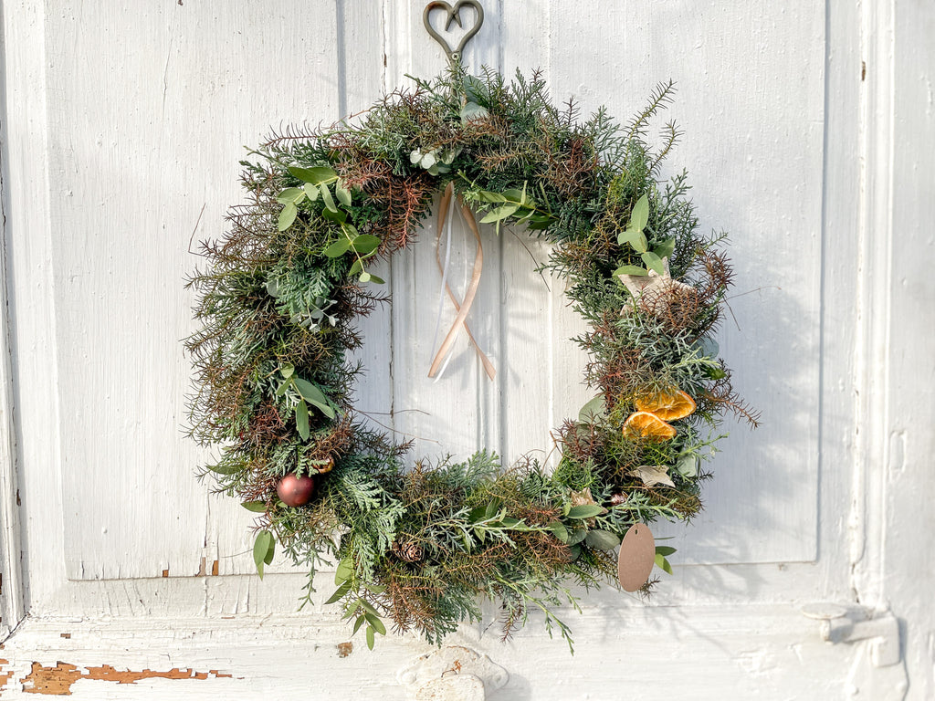 Moderner Winter Loop ‚Nordic Glow‘ auf Metallring, natürliche Winterdekoration mit Eukalyptus, Thuja, Zypresse und warmen Naturakzenten