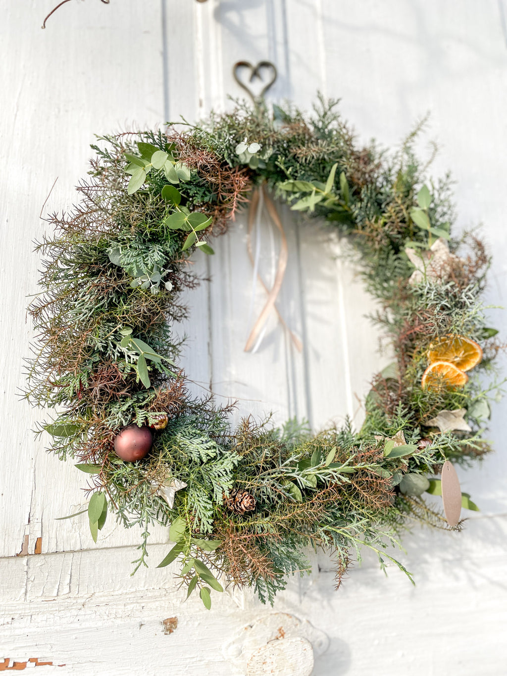 Winter Loop ‚Nordic Glow‘ als Tür- oder Wanddekoration, offenes Metallring-Design mit Eukalyptus und winterlichem Naturdekor