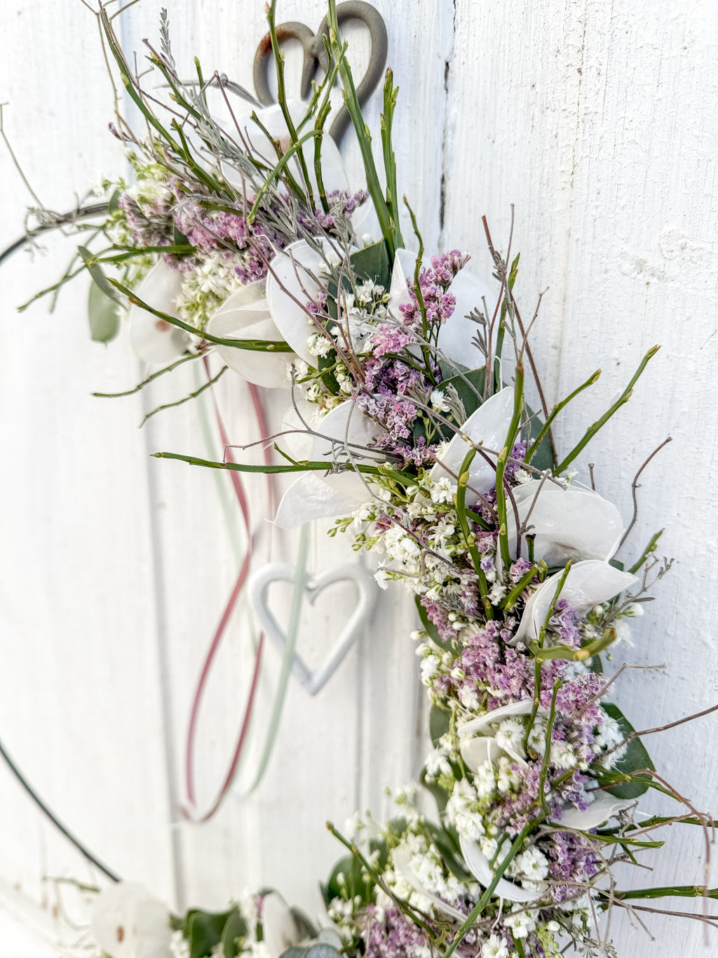 Detailaufnahme »Vertical Soft Spring«: Schleierkraut weiß, rosa Strandflieder, Lunariablätter, Eukalyptus und feine Thymianzweige