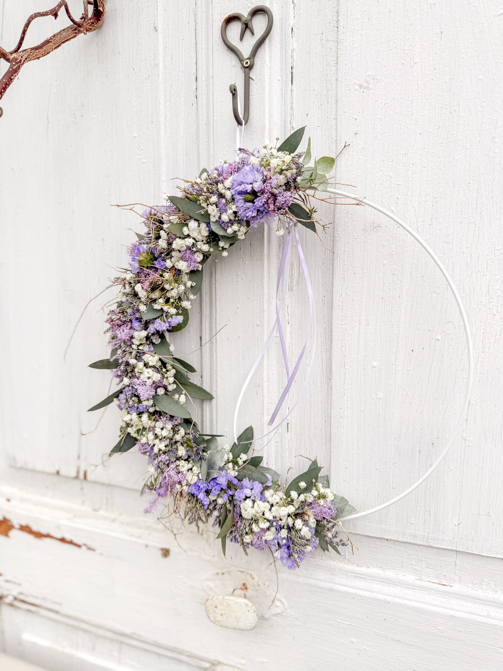1/2 Loop »Vertical Lila Spring« – Metallring vertikal links bestückt mit Eukalyptus, lila Strandflieder, Limonium, Schleierkraut, Islandmoos in Fliederlila, abgerundet durch Satinband