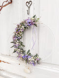 1/2 Loop »Vertical Lila Spring« – Metallring vertikal links bestückt mit Eukalyptus, lila Strandflieder, Limonium, Schleierkraut, Islandmoos in Fliederlila, abgerundet durch Satinband