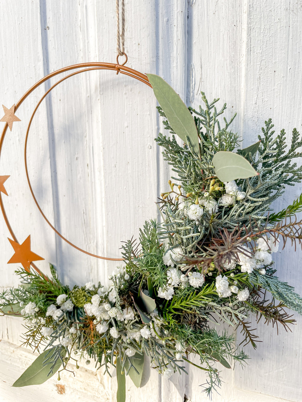 1/2 Winter-Loop ‚Rustic Stars‘ als Tür- oder Wanddekoration, Metallring in Rostoptik, halbseitig dekoriert mit winterlichem Koniferengrün, Schleierkraut und Sternen
