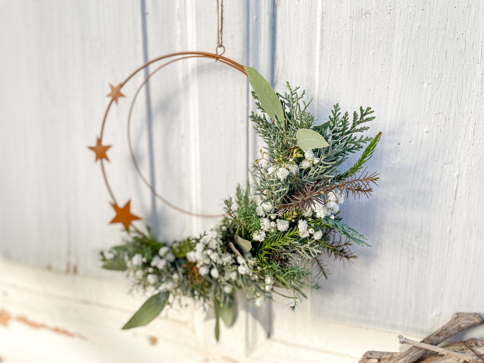 1/2 Winter-Loop ‚Rustic Stars‘ Querformat, stilvoller Metallring in Rostoptik, dekoriert mit Koniferengrün in Braun- und Blaunuancen, Thuja, Zypresse und Schleierkraut