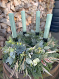 Adventskranz »Emerald« mit smaragdgrünen Rustico-Stabkerzen auf schwarzen Haltern, Nadelgrün, Eukalyptus und Pampasgras