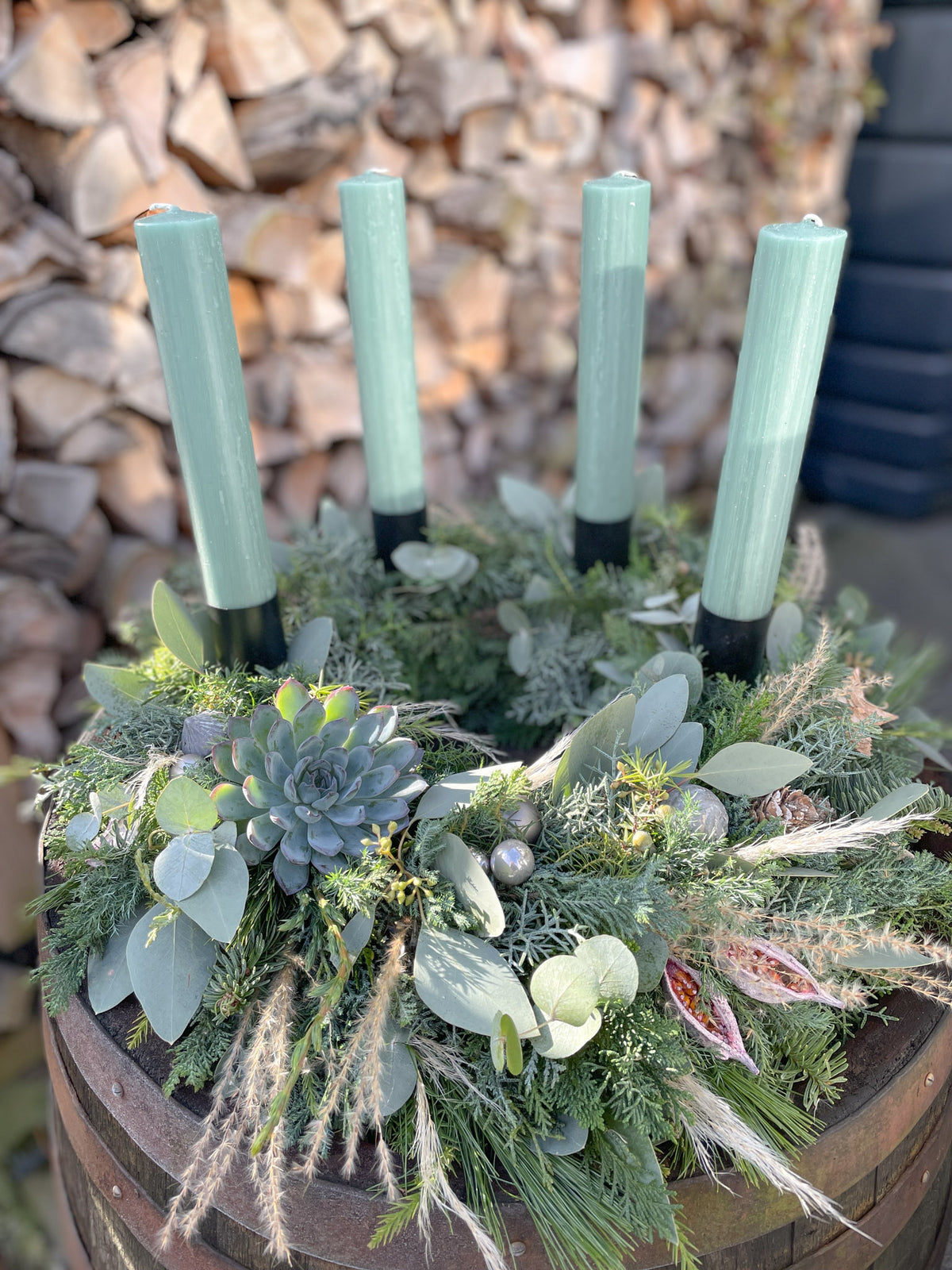 Adventskranz »Emerald« mit smaragdgrünen Rustico-Stabkerzen auf schwarzen Haltern, Nadelgrün, Eukalyptus und Pampasgras
