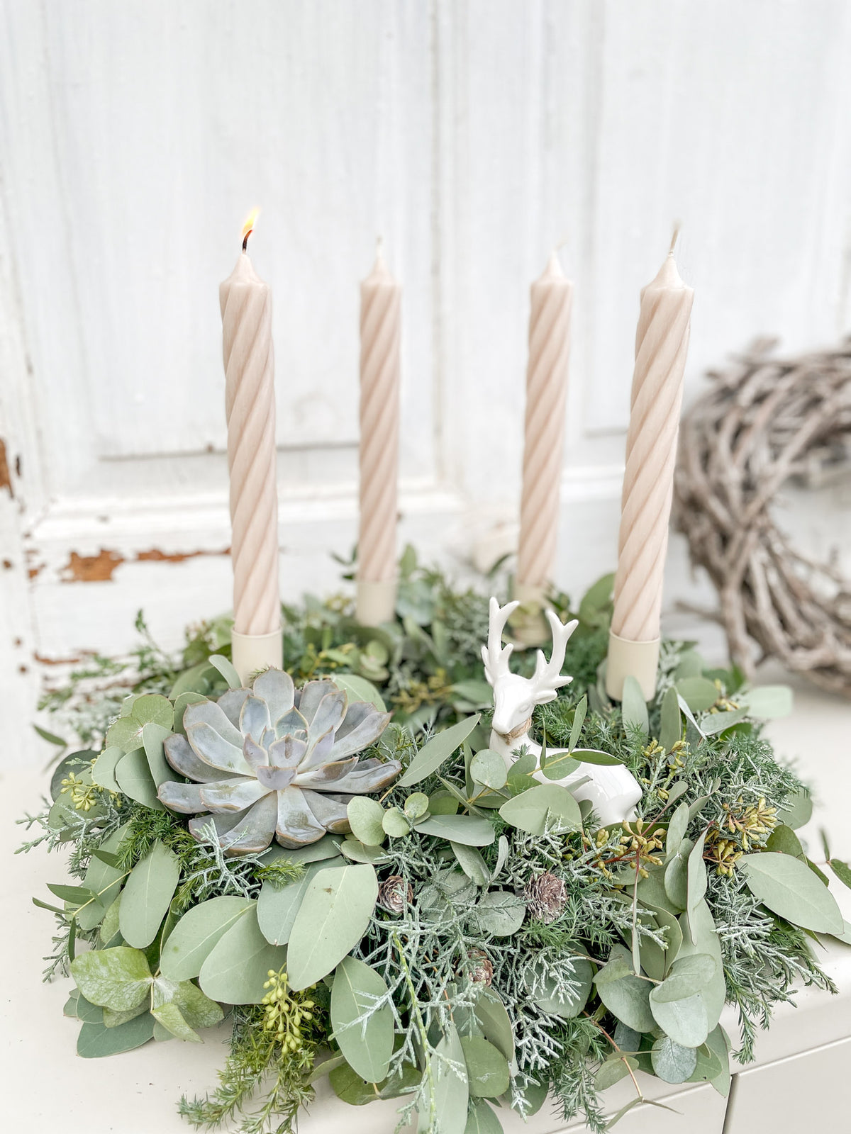 Adventskranz »Fjordgrün-Twist« mit brennender erster Stabkerze, Eukalyptus und Porzellanhirsch
