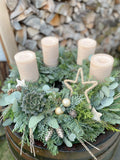 Adventskranz Naturschimmer - natürliche Materialien u.a. Tanne, Eukalyptus, diverses Nadelgrün, optional: Sukkulente. Stumpenkerzen in hellbraun ergänzt um Dekokugeln in champagner-gold und ein farblich abgestimmtes Dekohighlight (tbd). 