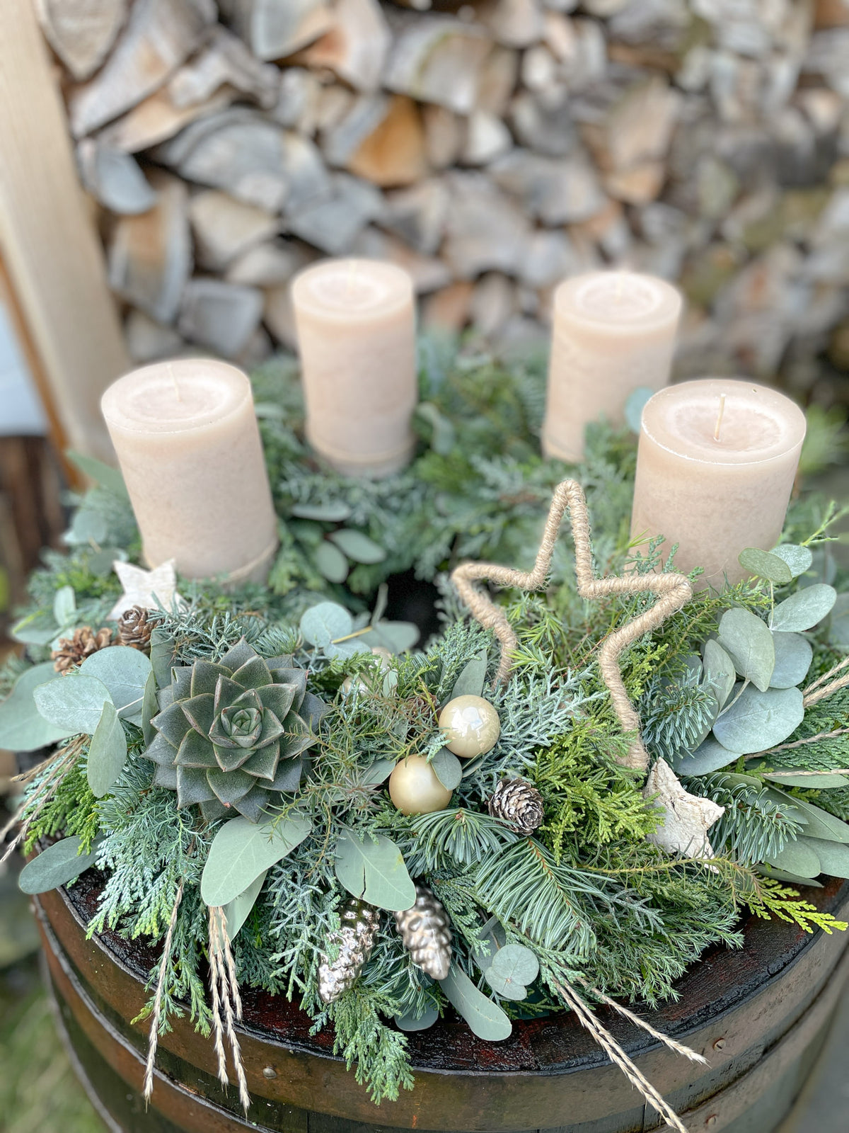 Adventskranz Naturschimmer - natürliche Materialien u.a. Tanne, Eukalyptus, diverses Nadelgrün, optional: Sukkulente. Stumpenkerzen in hellbraun ergänzt um Dekokugeln in champagner-gold und ein farblich abgestimmtes Dekohighlight (tbd). 