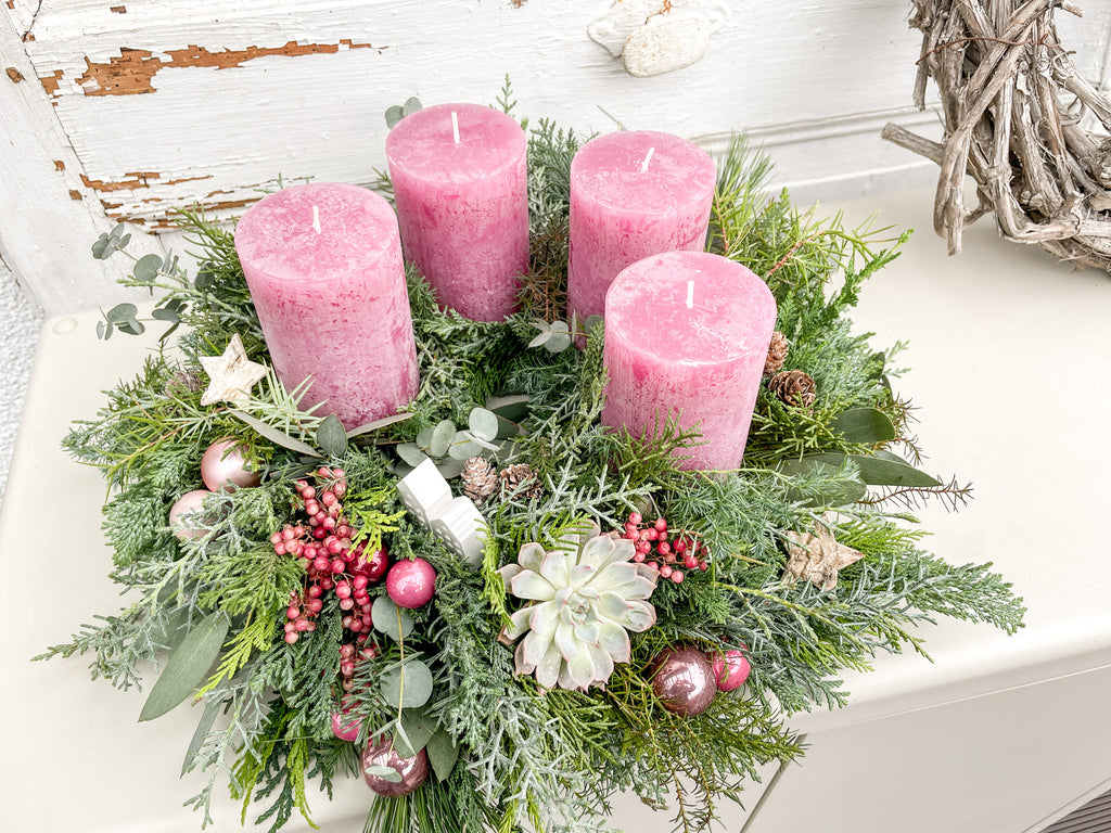 Handgebundener Adventskranz »Rosenrot« mit rosaroten Stumpenkerzen, Tannengrün, Eukalyptus und zwei weißen Dekohäuschen