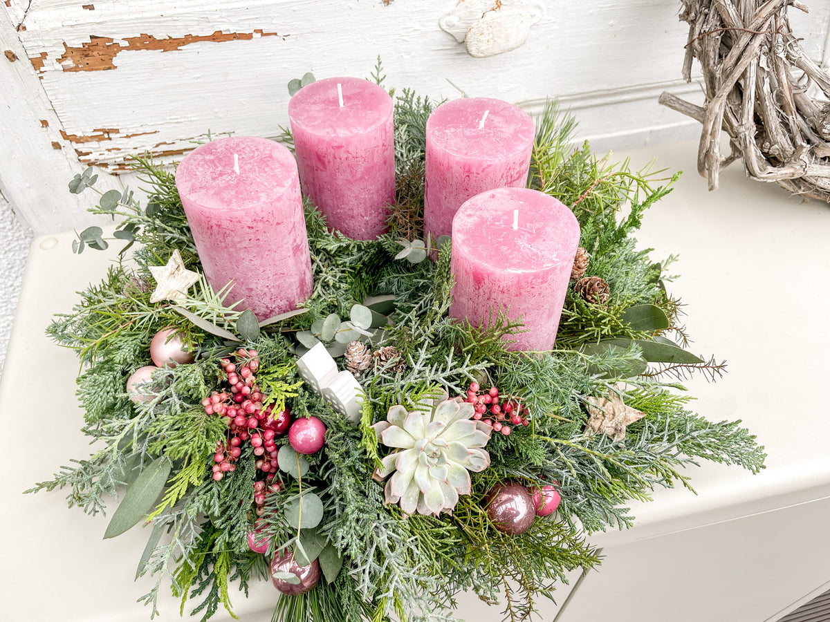 Handgebundener Adventskranz »Rosenrot« mit rosaroten Stumpenkerzen, Tannengrün, Eukalyptus und zwei weißen Dekohäuschen