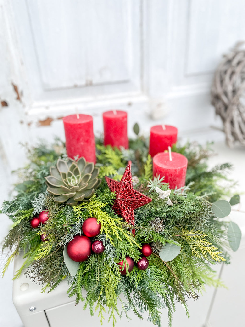 Handgebundener Adventskranz »Winterrot« mit vier roten Stufenkerzen, Tannengrün, Eukalyptus und Sukkulente
