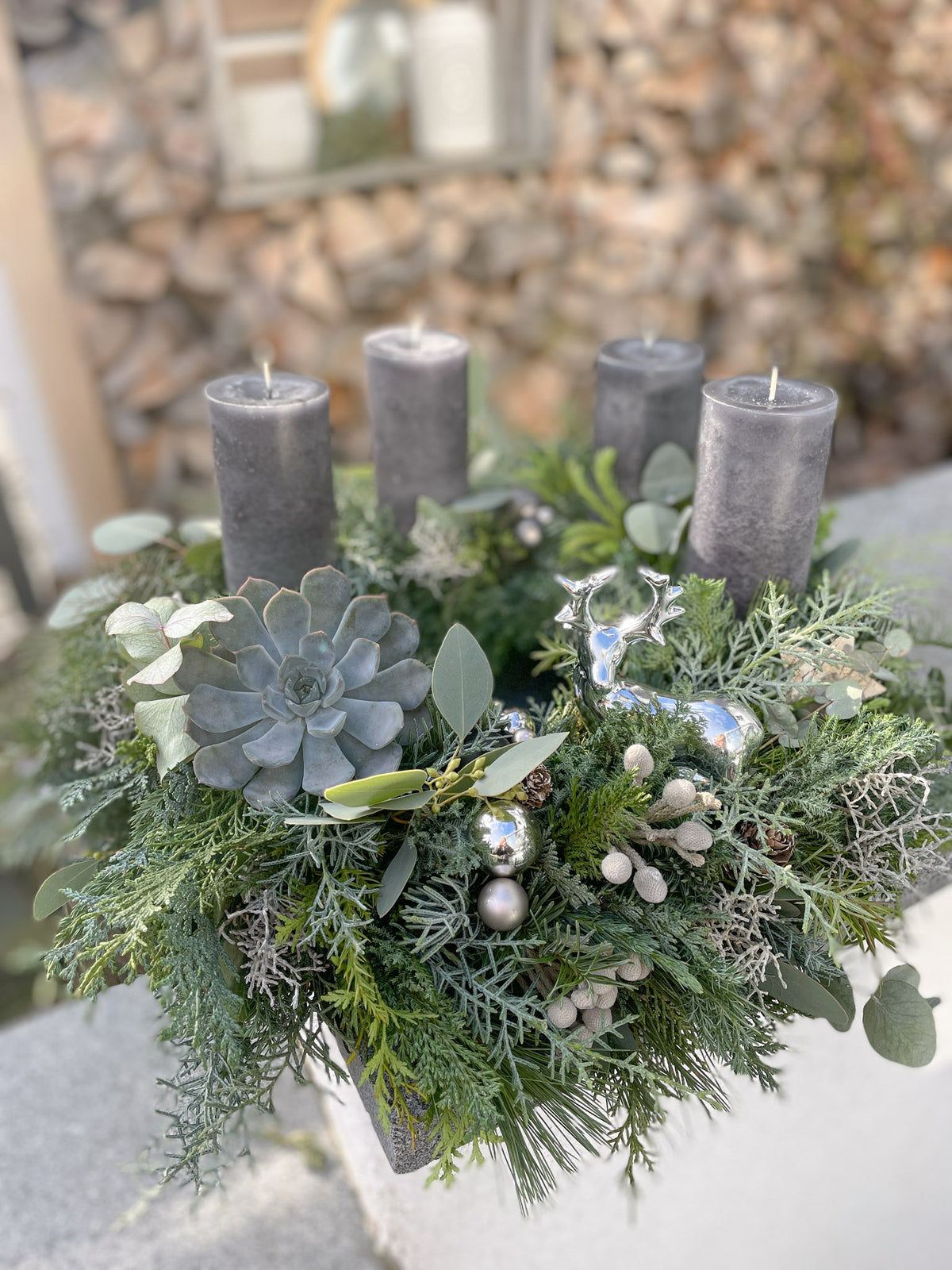 Handgebundener Adventskranz »Schwarzglanz« mit anthrazitfarbenen Stumpenkerzen, Tanne, Zypresse, Eukalyptus und Sukkulente